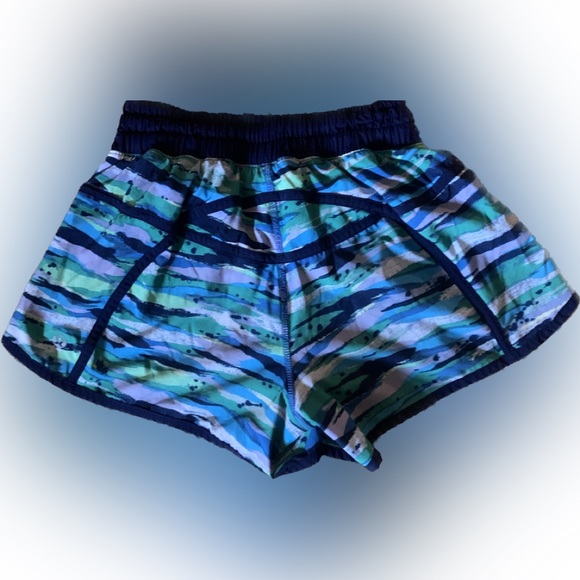 Lululemon hotty hot shorts Blue multi-color geometric Women’s 4 S Small EUC - Picture 3 of 6
